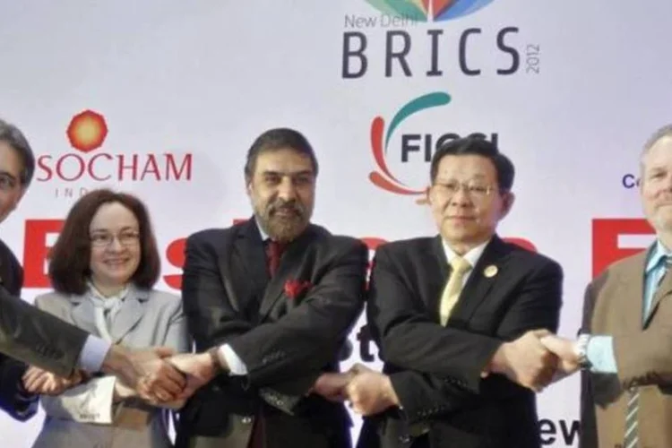 Ministro brasileiro Fernando Pimentel, ministra russa Elvira Nabiullina, ministro indiano Anand Sharma, ministro chinês Chen Deming e o ministro sul-africano Rob Davies em Nova Délhi (Vijay Mathur/Reuters)