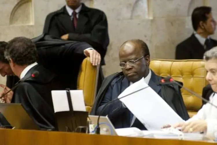 Os ministros do Supremo Tribunal Federal (STF), Joaquim Barbosa e Cármen Lúcia, durante julgamento da Ação Penal 470, conhecida como processo do mensalão (José Cruz/Agência Brasil)