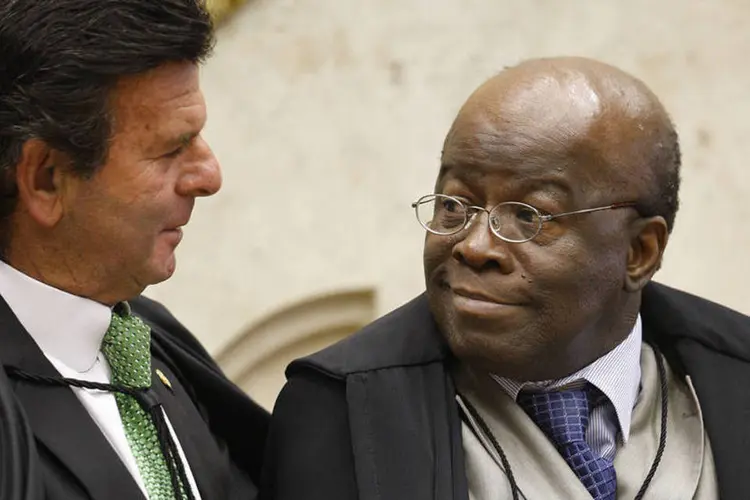 Ministros Luiz Fux e Joaquim Barbosa durante sessão do STF (nelson Jr./SCO/STF)