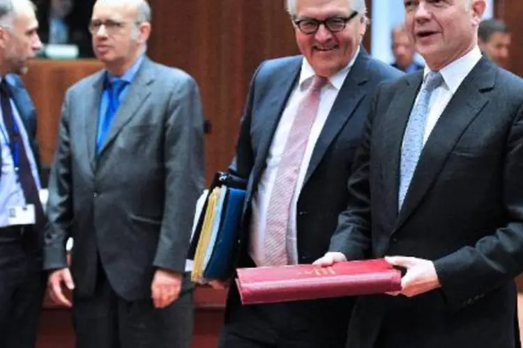 
	Alguns dos ministros europeus: decididos a impor novas san&ccedil;&otilde;es &agrave; R&uacute;ssia
 (Georges Gobet/AFP)