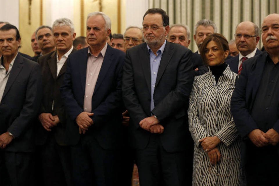 Equipe do governo da Grécia assume com 8 ministérios a menos