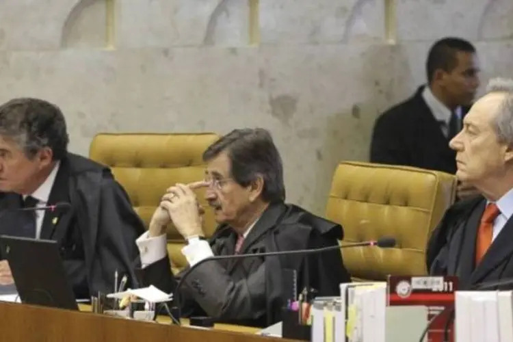 
	Cezar Peluso (ao centro) durante julgamento do mensal&atilde;o: nesta quarta ele apresentou o seu &uacute;ltimo voto em plen&aacute;rio
 (Fabio Rodrigues Pozzebom/Agência Brasil)
