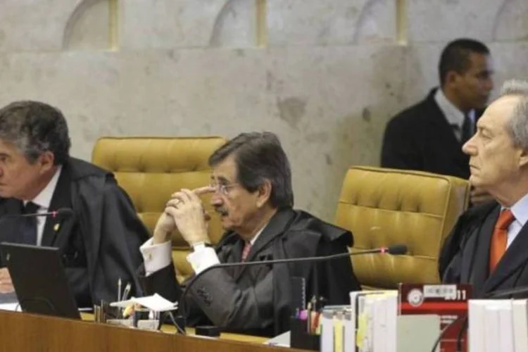
	Ministros no mensal&atilde;o: a participa&ccedil;&atilde;o de Cezar Peluso s&oacute; &eacute; garantida se ele puder adiantar seu voto &ndash; na ordem normal, ele &eacute; o s&eacute;timo a se pronunciar
 (Fabio Rodrigues Pozzebom/Agência Brasil)