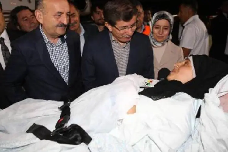 Ministros turcos recebem uma palestina ferida na Faixa de Gaza (Adem Altan/AFP)