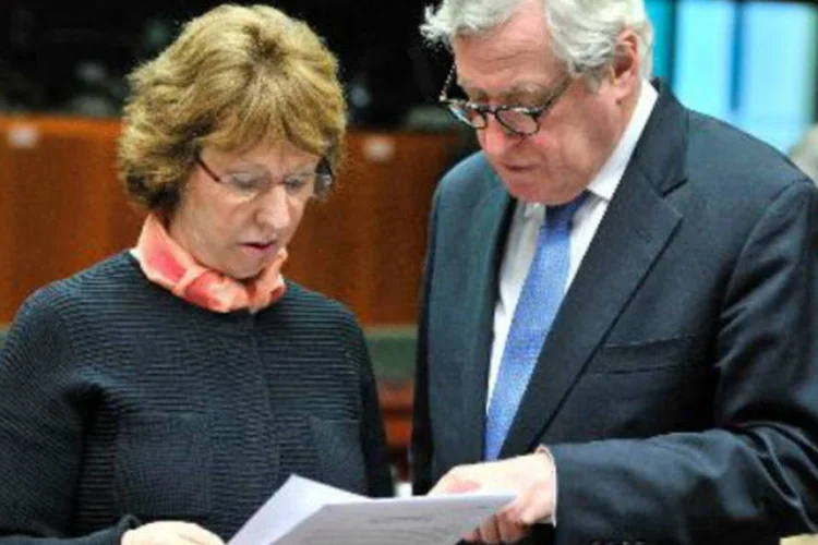 Ministros das Relações Exteriores da União Europeia, Catherine Ashton e Pierre Vimont: UE também analisa a suspensão do diálogo bilateral com a Rússia sobre vistos (Georges Gobet/AFP)
