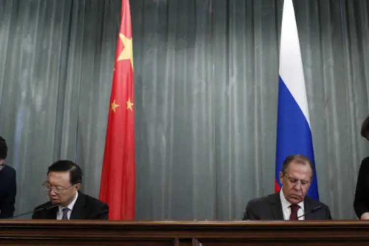 
	Os ministros das Rela&ccedil;&otilde;es Exteriores Sergei Lavrov, da R&uacute;ssia, e Yang Jiechi, da China, assinam documentos durante coletiva de imprensa
 (REUTERS / Maxim Shemetov)