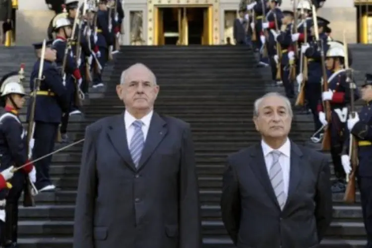 Os ministros da Defesa do Brasil, Nelson Jobim, e da Argentina, Arturo Puricelli (Juan Mabromata/AFP)