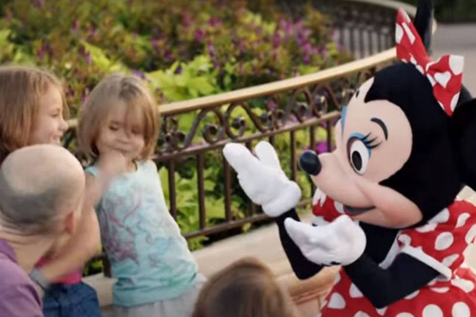 Viral da Disney traz Minnie conversando com menina surda