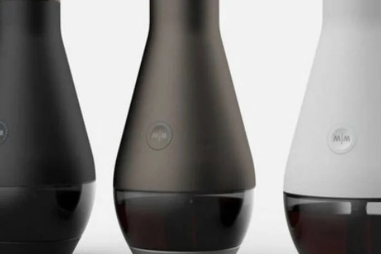 
	Miracle Machine: m&aacute;quina seria capaz de produzir garrafas de vinho a dois d&oacute;lares a partir de 600 ml de &aacute;gua e poucos ingredientes
 (Reprodução / Vimeo)