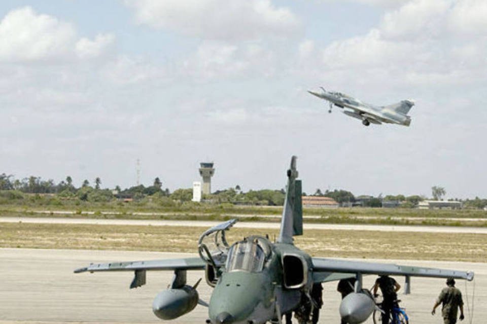 Equipes da Marinha buscam piloto de caça desaparecido