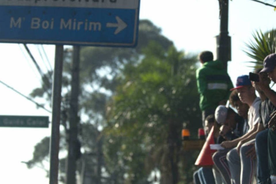 Manifestantes queimam mais um ônibus no M'Boi Mirim