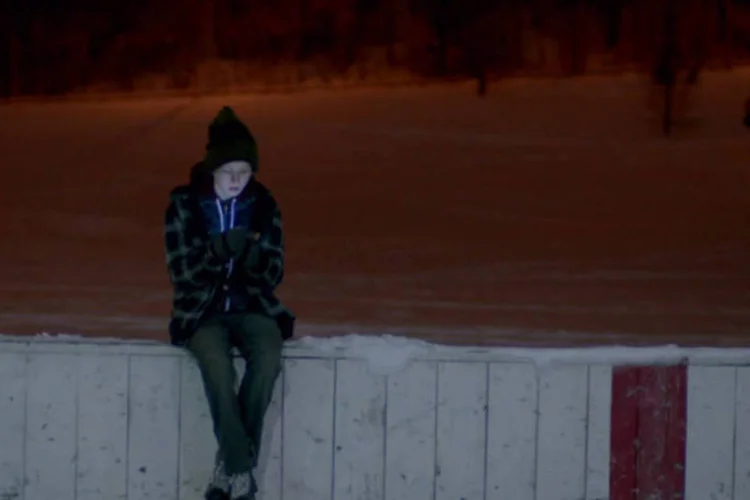 Trecho de vídeo de natal da Apple: comercial retrata um adolescente com os olhos vidrados na tela de seu iPhone o tempo inteiro que antecede a manhã de Natal (Reprodução)