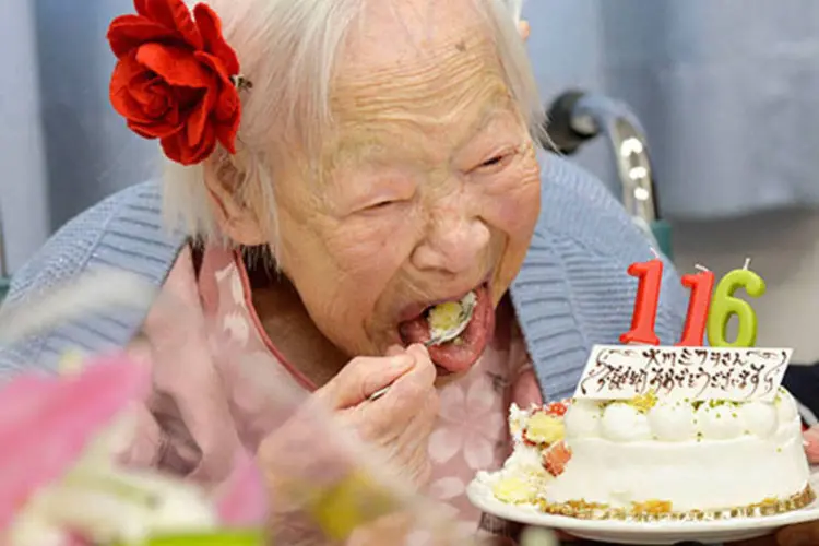 
	Misao Okawa come bolo de anivers&aacute;rio dos seus 116 anos: ela &eacute; conhecida por seu forte apetite e um de seus alimentos favoritos &eacute; o sashimi, o peixe cru
 (REUTERS/Kyodo)