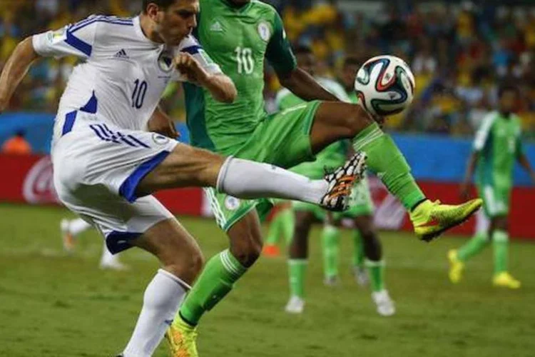 Mismovic, da Bósnia, e Obi, da Nigéria, disputam a bola na partida de sábado (REUTERS)