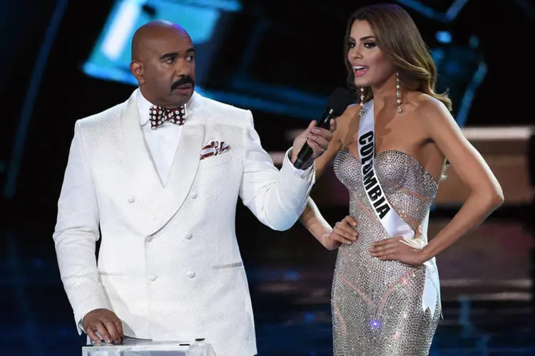 
	Harvey e Guti&eacute;rrez: os dois brincaram que ir&atilde;o apresentar o pr&oacute;ximo concurso do Miss Universo
 (Ethan Miller/Getty Images)