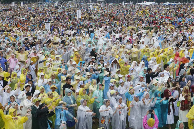 Fiéis dançam enquanto aguardam a chegada do papa Francisco, que realizou uma missa em Manila, nas Filipinas  (Erik de Castro/Reuters)