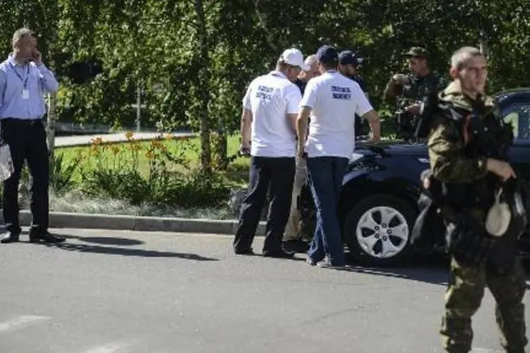 Membros da missão da OSCE na Ucrânia: operação de vigilância começou nesta quarta-feira (Bulent Kilic/AFP)