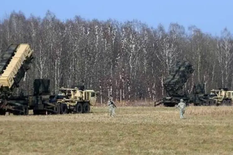 
	Tropas americanas testam m&iacute;sseis na Pol&ocirc;nia: Esta mobiliza&ccedil;&atilde;o inclui tanques e equipamentos de artilharia m&oacute;vel para infantaria
 (Janek Skarzynski/AFP)