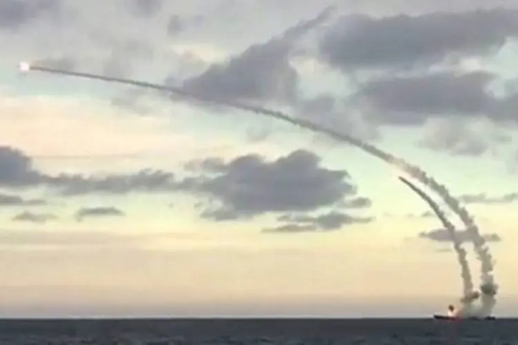 Lançamento de mísseis russos, do mar Cáspio, durante ataque contra posições do EI na Síria (Ministério Russo da Defesa/AFP)