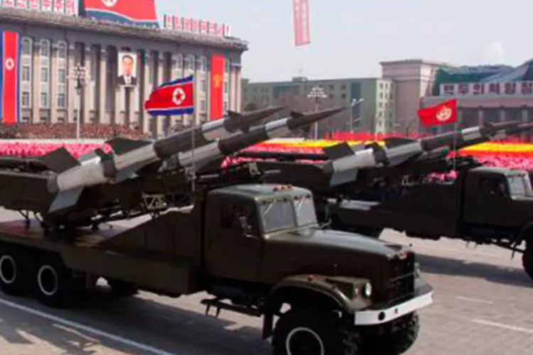
	M&iacute;sseis s&atilde;o exibidos durante parada militar na Coreia do Norte: os m&iacute;sseis bal&iacute;sticos eram do modelo Rodong, com alcance de 1,3 mil quil&ocirc;metros
 (Ed Jones/AFP)
