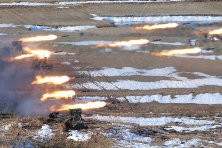 
	M&iacute;sseis s&atilde;o disparados pelo ex&eacute;rcito da Coreia do Norte: as recentes a&ccedil;&otilde;es se inscrevem na campanha de amea&ccedil;as que o pa&iacute;s realiza h&aacute; duas semanas
 (REUTERS/KCNA/Reuters)
