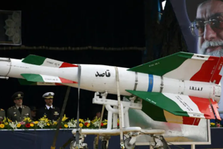 Parada militar do Irã exibe míssil com a foto do aiatolá Ali Khamenei ao fundo: líder supremo deve decidir se o país negociará com os EUA (.)