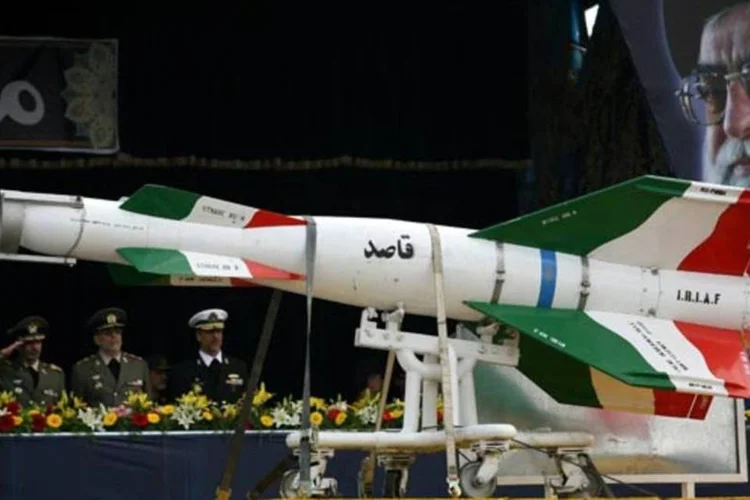 Parada militar do Irã exibe míssil com a foto do aiatolá Ali Khamenei ao fundo (Majid Saeedi/Getty Images)