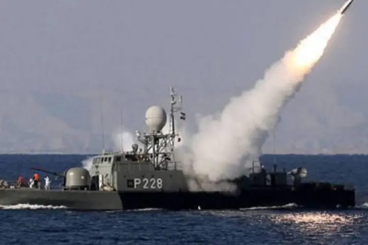 Navio iraniano lança míssil: país disse que não é a favor de um confronto (Ebrahim Noroozi/AFP)