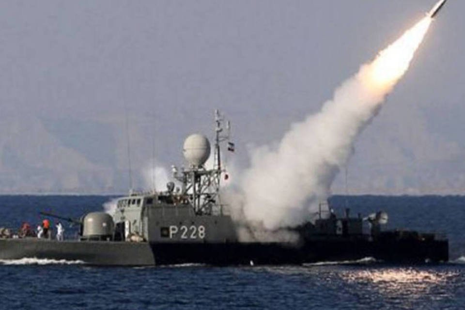 Irã testa mísseis terra-mar e terra-terra durante manobras navais
