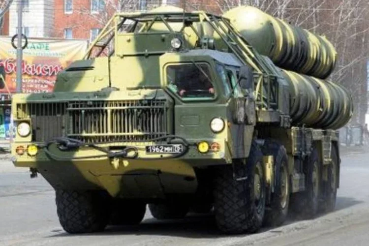 Em parada militar, exército russo mostra exemplo de míssil S-300, capaz de abater aviões.  (.)