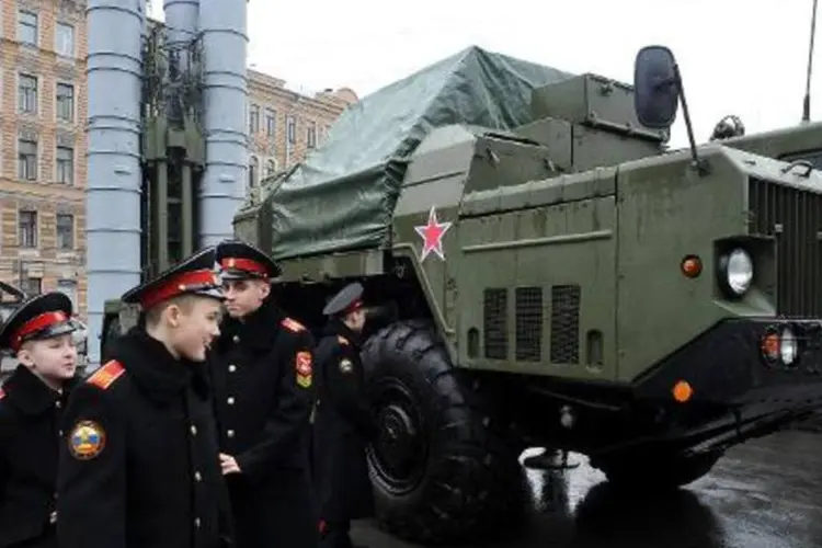 Vários soldados caminham junto a míssil antiaéreo S-300 durante exibição militar em São Petersburgo (Olga Matseva/AFP)