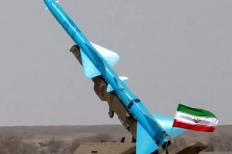 Míssil Thunder utilizado em exercício militar no dia 6 de julho de 2011 no Irã: ''Os mísseis que temos possuem alcance de até 2 mil quilômetros", diz general (Mehdi Hadifar/AFP)
