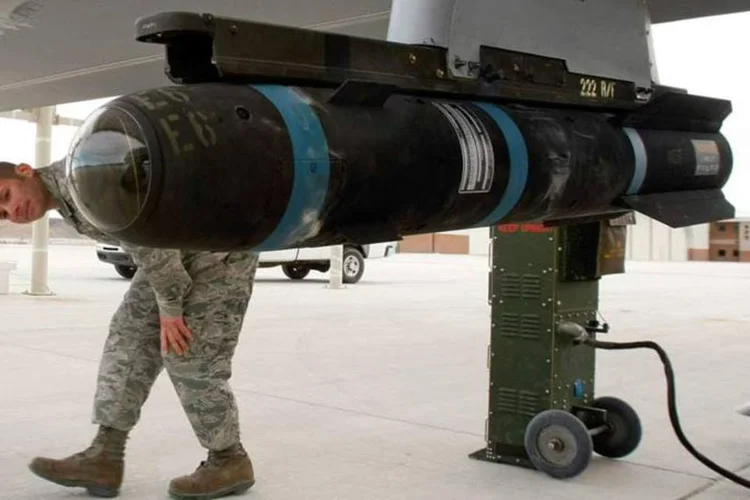 
	Soldado faz inspe&ccedil;&atilde;o pr&eacute;-v&ocirc;o de um m&iacute;ssil Hellfire inerte acoplado a uma aeronave n&atilde;o tripulada
 (Getty Images)