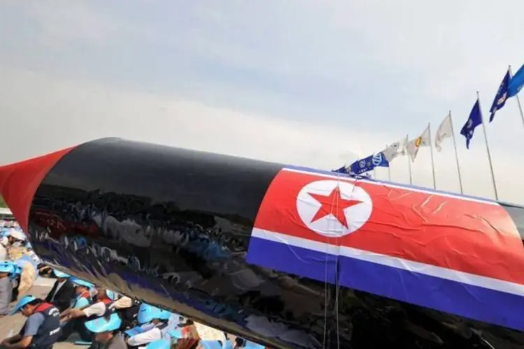 Míssil norte-coreano é reproduzido durante protesto em Seul: os primeiros testes nucleares norte-coreanos aconteceram em outubro de 2006 e maio de 2009 (©afp.com / Kim Jae-Hwan)