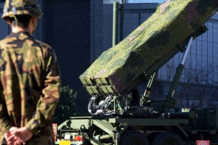 
	Bateria de m&iacute;sseis&nbsp;Patriot: sistema &eacute; capaz de interceptar aeronaves e m&iacute;sseis
 (AFP/Yoshikazu Tsuno)