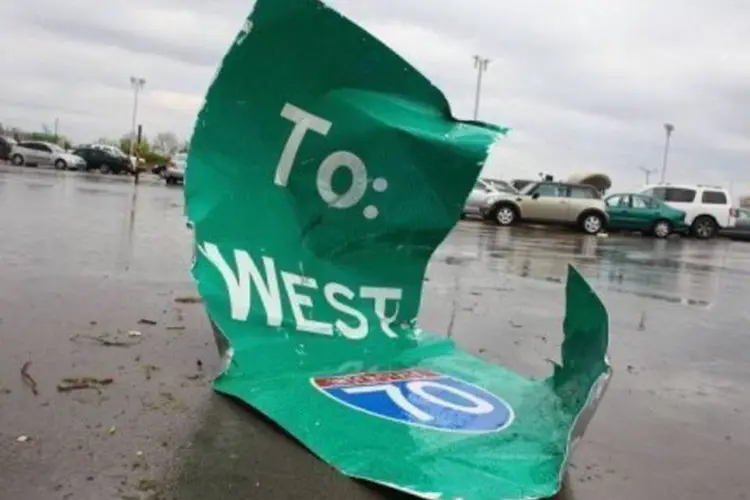 Placa destruída em estacionamento no aeroporto Lambert-St. Louis, em Missouri:  a tempestade derrubou construções  (Dilip Vishwana/AFP)