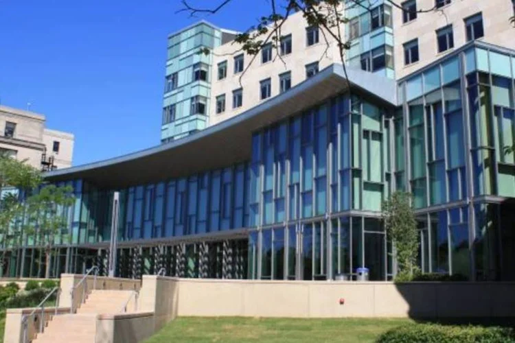 MIT: como um bom exemplo de coragem “responsável”, a universidade cita a decisão da Apple de não liberar iPhones com tela de bloqueio protegida por senha para o FBI (Wikimedia Commons/Wikimedia Commons)