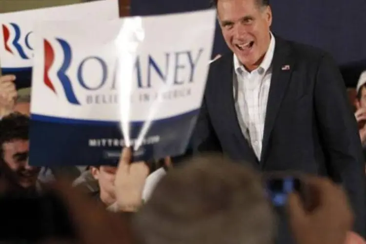 O pré-candidato republicano e ex-governador de Massachussetts, Mitt Romney, encontra-se com apoiadores em Columbia, Carolina do Sul (Jason Reed/Reuters)