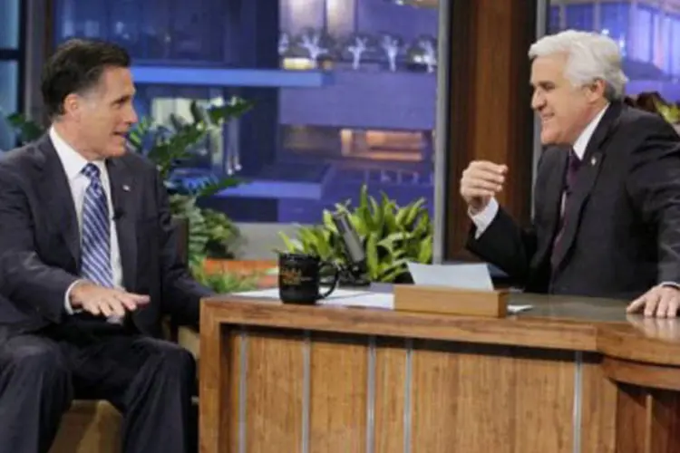 Mitt Romney (E) e o apresentador Jay leno: "fico feliz de que tenha afirmado que deseja ser parte de um governo comigo, não há nada de ruim nisto" (Paul Drinkwater/AFP)