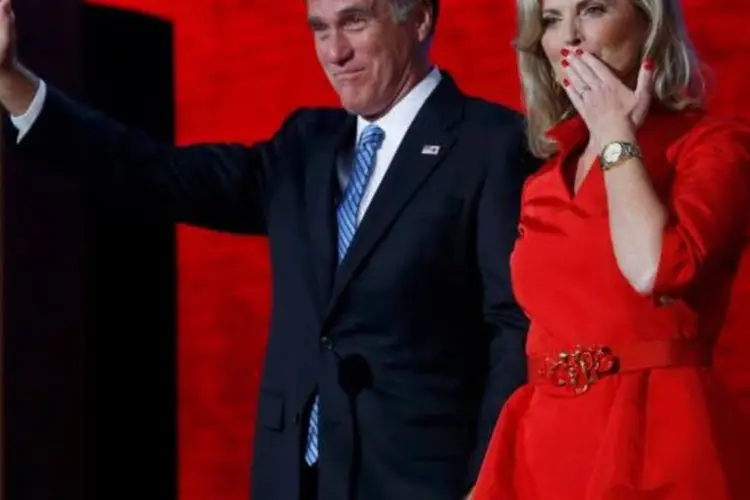 
	Candidato Mitt Romney e sua esposa: Ann Romney e seu marido conversaram brevemente ap&oacute;s a aterrissagem
 (Eric Thayer/Reuters)