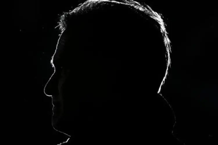 O republicano Mitt Romney escurecido pela sombra (Shannon Stapleton/Reuters)