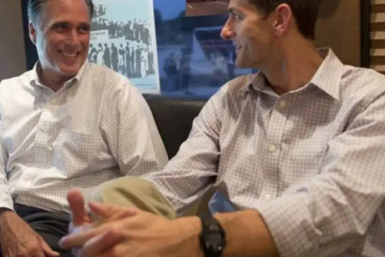 
	Mitt Romney e Paul Ryan conversam: Ryan sustenta que a verdadeira amea&ccedil;a &agrave; sociedade americana hoje &quot;&eacute; a explosiva d&iacute;vida interna&quot;
 (Saul Loeb/AFP)