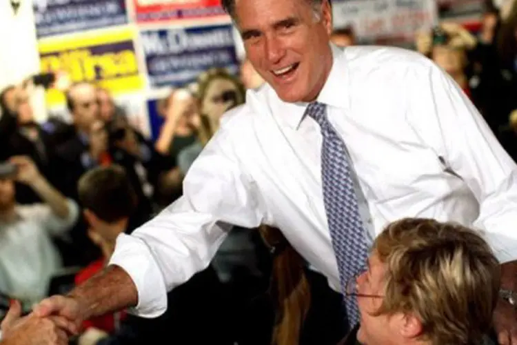 Mitt Romney é cumprimentado no Comitê Republicano de Fairfax, Virgínia: ele está na frente de seus rivais de partido em New Hampshire e Flórida, Iowa e Carolina do Sul
 (Win Mcnamee/Getty Images/AFP)