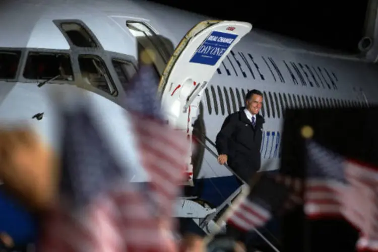 Mitt Romney faz entrada triunfal a bordo do seu avião de campanha, no aeroporto de Columbus, em Ohio (REUTERS/Brian Snyder)