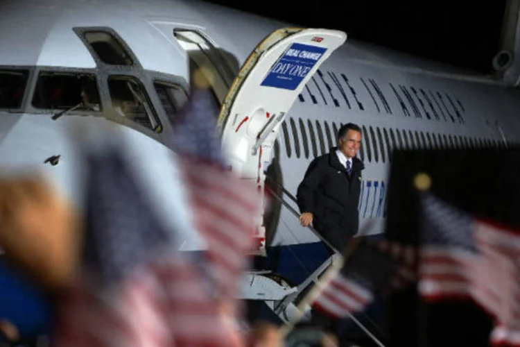 Mitt Romney faz entrada triunfal a bordo do seu avião de campanha, no aeroporto de Columbus, em Ohio (REUTERS/Brian Snyder)