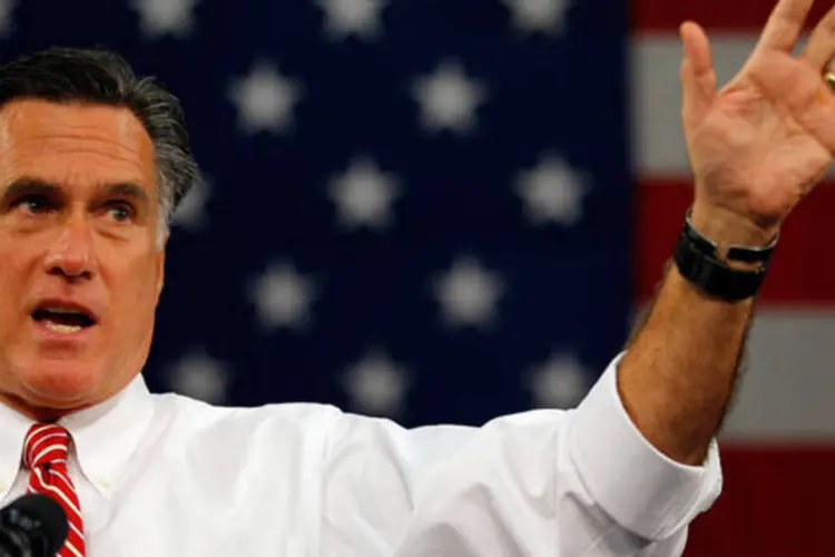 Candidato republicano à presidência dos EUA, Mitt Romney, fala durante comício em Doswell, Virgínia, EUA (REUTERS/Brian Snyde)