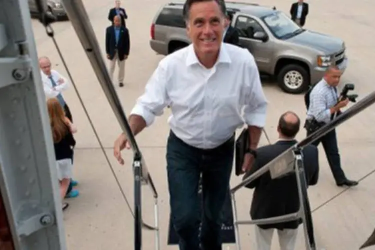 
	Romney sobe a bordo de avi&atilde;o: &quot;desde que o presidente Obama assumiu o comando (em 2009), dois milh&otilde;es de hisp&acirc;nicos a mais vivem na pobreza&quot;, dir&aacute; o rival
 (Nicholas Kamm/AFP)