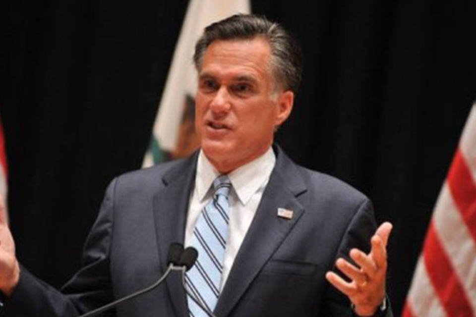 Romney contém críticas a democratas em evento de Clinton