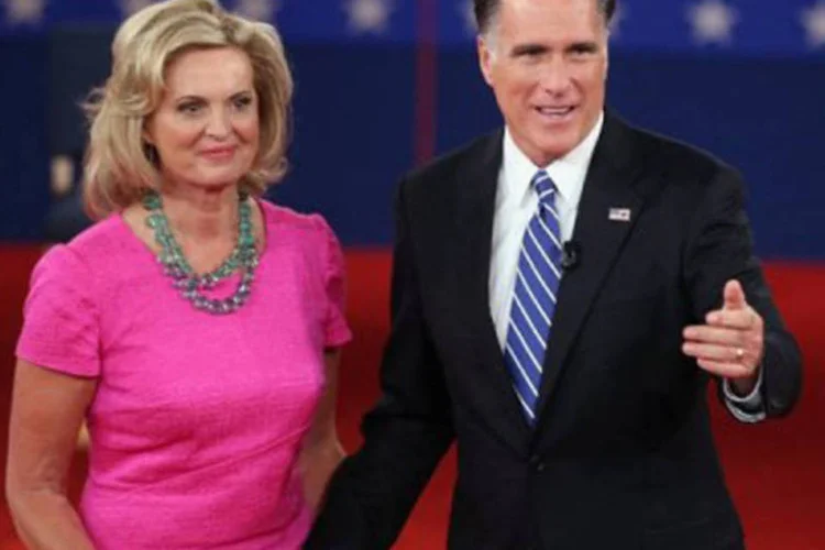 
	Mitt Romney (D), candidato republicano, ao lado da esposa Ann: &quot;n&atilde;o quero viver isto novamente&quot;, disse Ann
 (Bruce Bennett/AFP)
