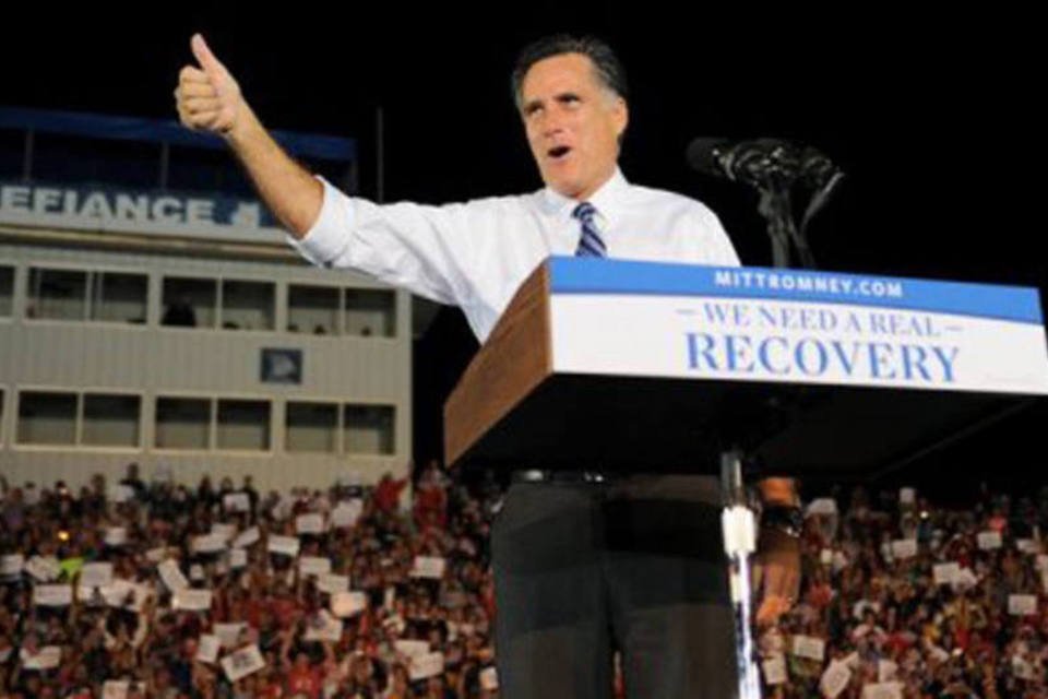 Romney se atém a tempestade durante evento em Ohio